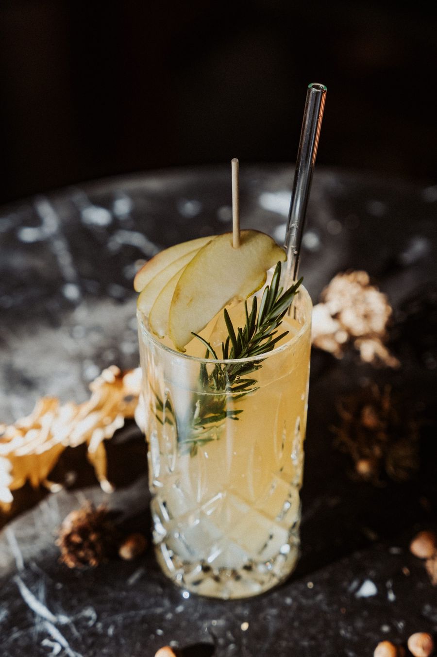 Longdrink mit Birne und Rosmarin
