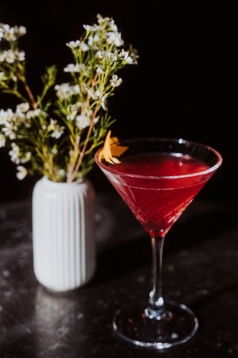Roter Drink im geschliffenen Cocktailglas