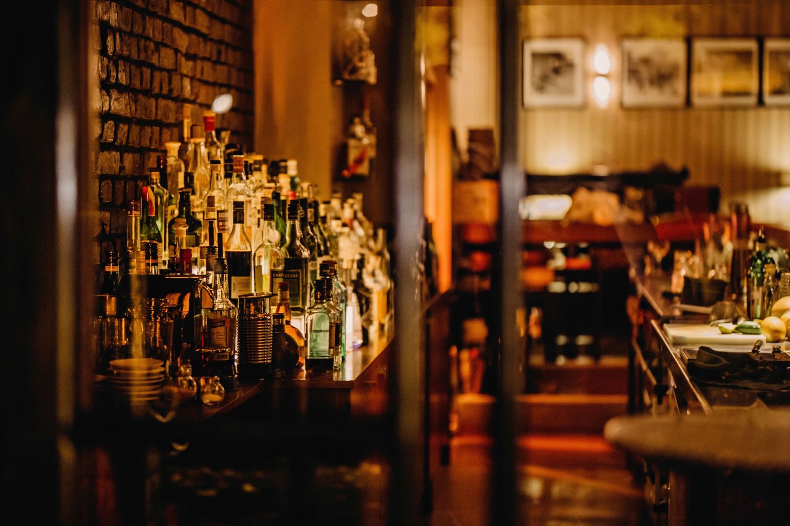 Blick von draußen in die Bar auf das Rückbuffet mit den Flaschen