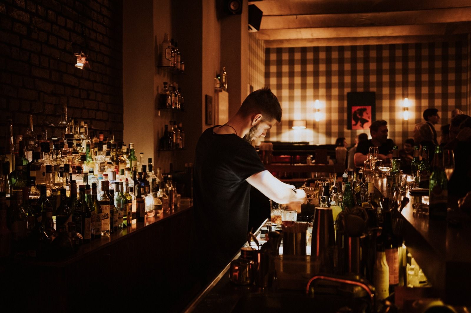 Blick durch die Bar auf die karierte Wand mit einem Bild